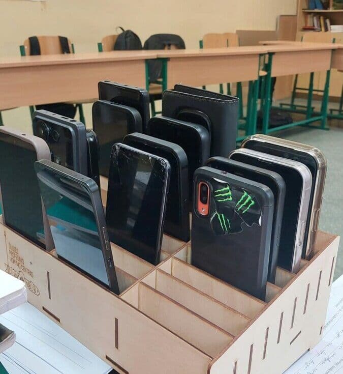 Tik mokinys ir knyga. Be telefono ir klasės suolo.